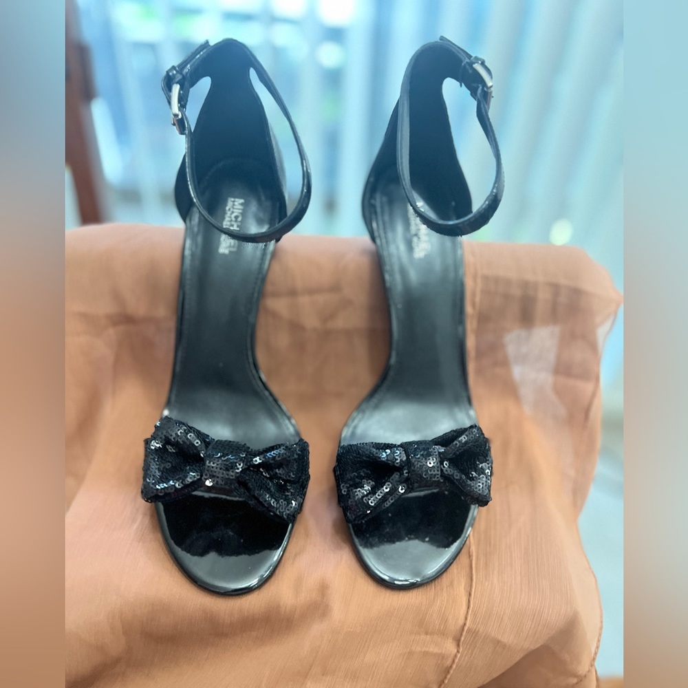 Michael Kors Paris Patent leather open toe Sequin Bow, size 9